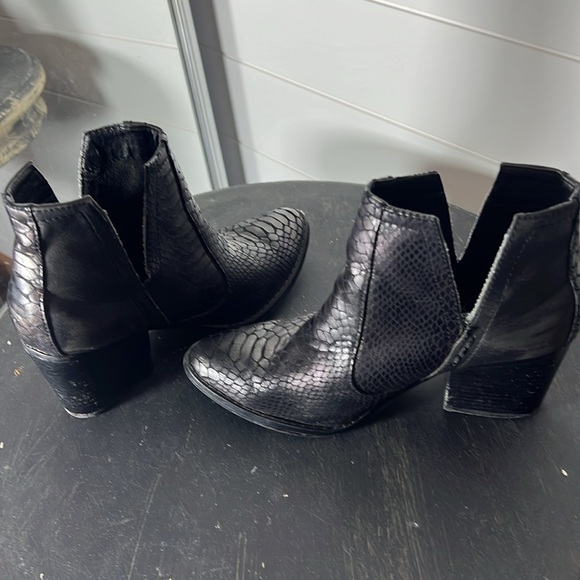 Laura Marano By Not Rated Faux Snake Black Ankle Boots Sz 6. A49 - Picture 4 of 4